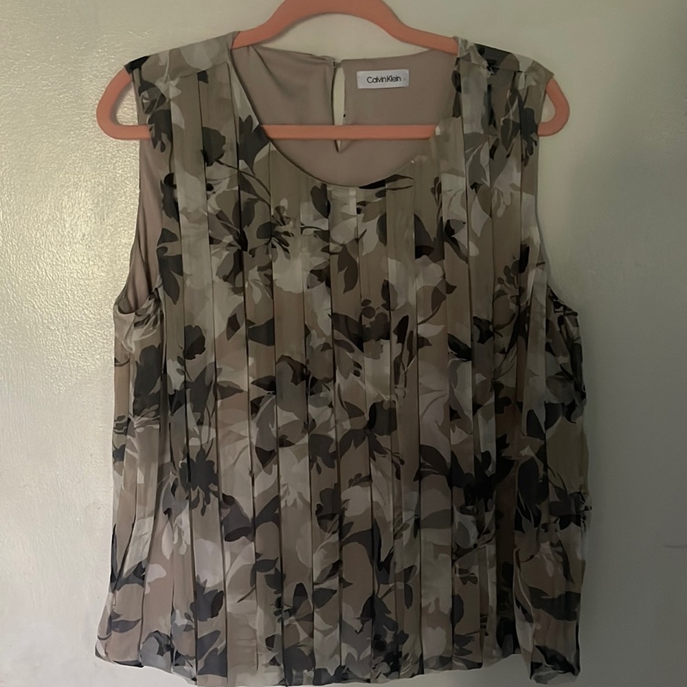 Calvin Klein Women’s sleeveless Top, Size XL